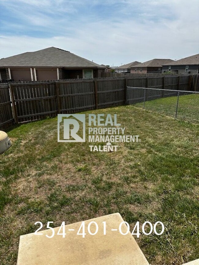 Building Photo - Charming 3-Bedroom, 2.5-Bathroom Duplex in...