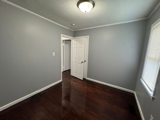 Building Photo - 712 Melvenia St