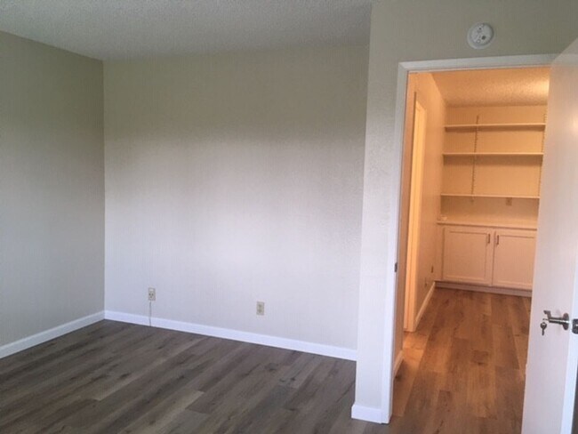 Building Photo - LOS GATOS  - Town House with designer upda...