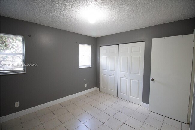 Building Photo - 825 SW 10th St
