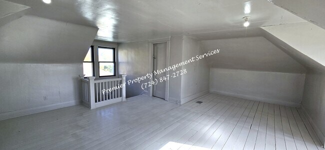 Building Photo - 922 Winslow Ave