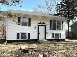 Building Photo - 107 N Cedar Ln