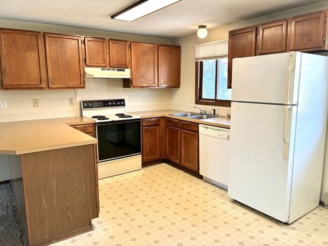 Primary Photo - Cozy 2 Bed/1 Bath Apartment in North Lovel...