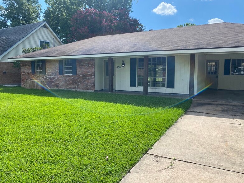 Building Photo - 400 Corona Dr