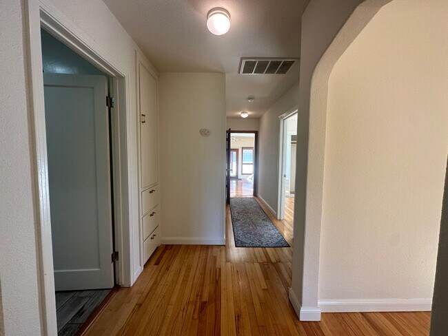 Building Photo - 406 N Santa Cruz Ave