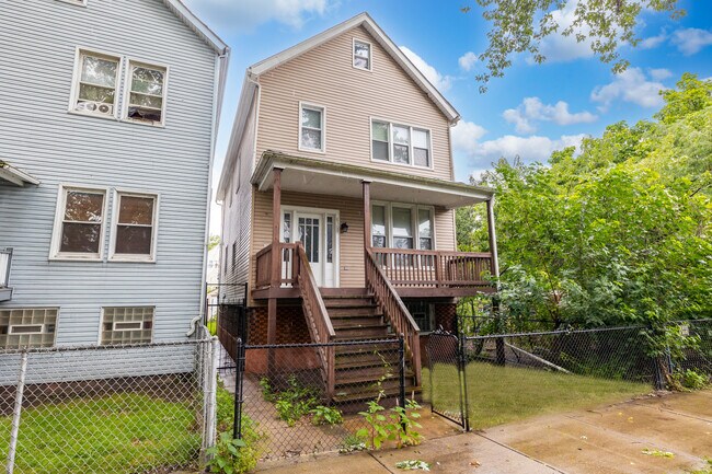 Building Photo - 8506 S Mackinaw Ave