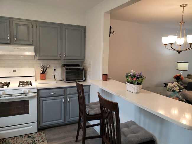 Counter that can serve as an island - 375 Hope St