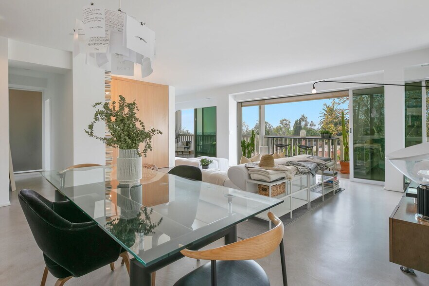 Building Photo - 999 N Doheny Dr