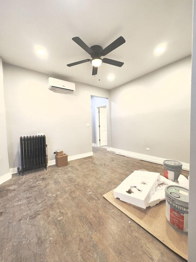 Building Photo - 4 bedroom in Chicago IL 60660