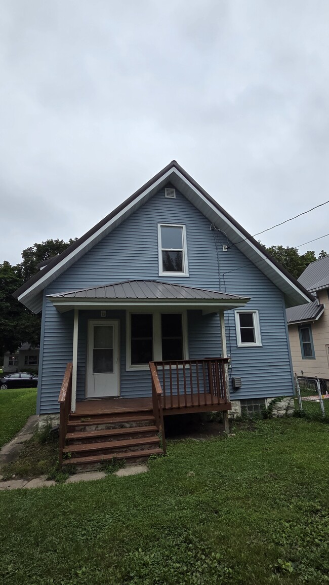 Building Photo - 302 7th Ave