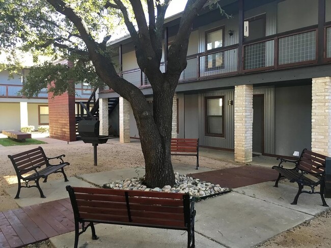 Building Photo - Updated 2/2 Condo Near Baylor!