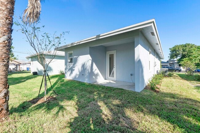 Building Photo - 1573 W 16th St