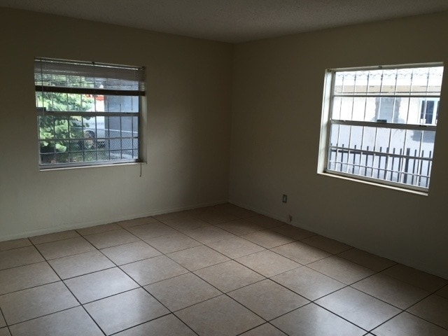 Building Photo - Great location on E Sunrise blvd cross street from Publix !!!!