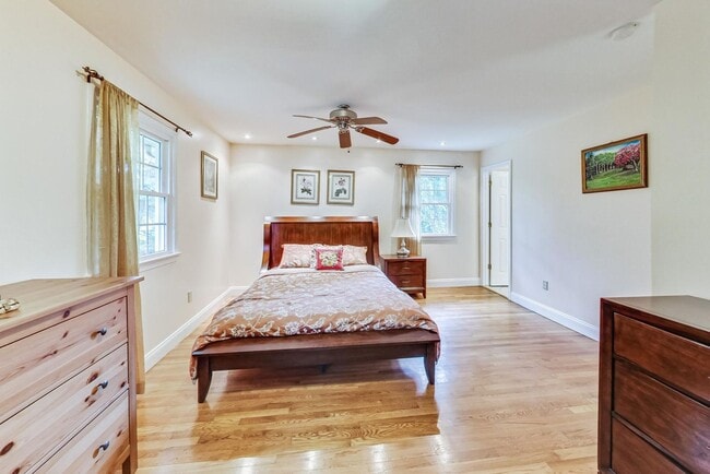 Building Photo - Nice SF 4bed+ 3 bath / close to Metro
