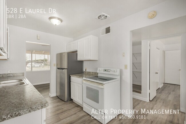 Building Photo - 528 E Laurel Dr
