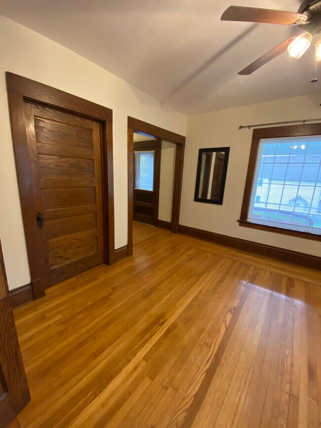 Building Photo - 895 Woodbine Ave