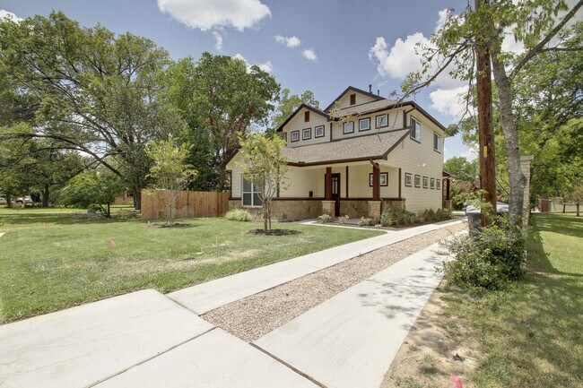 Building Photo - UT PRE-LEASE: Wood Floors, North Campus, Large Living Space, 2011 Construction, Custom High End K...