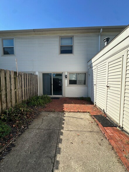 Building Photo - 1008 Manor Ln