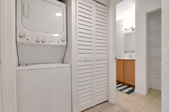 Building Photo - Ground Floor 1 BR + Den in Brandon with Resort Amenities