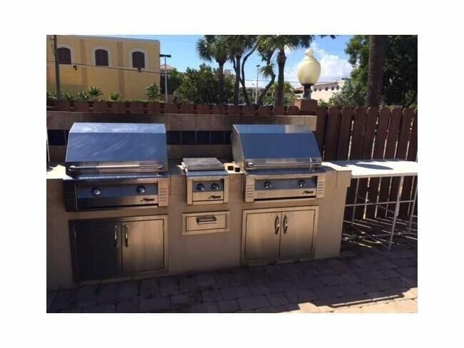 Building Photo - 2555 NE 11th St