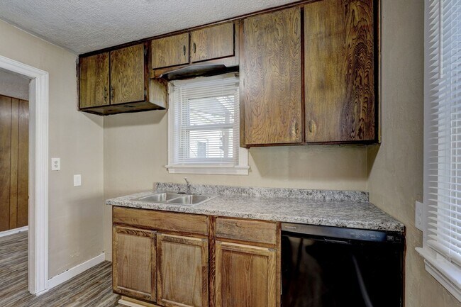 Building Photo - 3 Bed 2 Bath close to OU Med Center