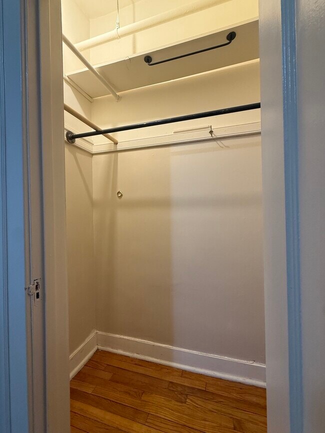 Building Photo - 7450 N Claremont Ave