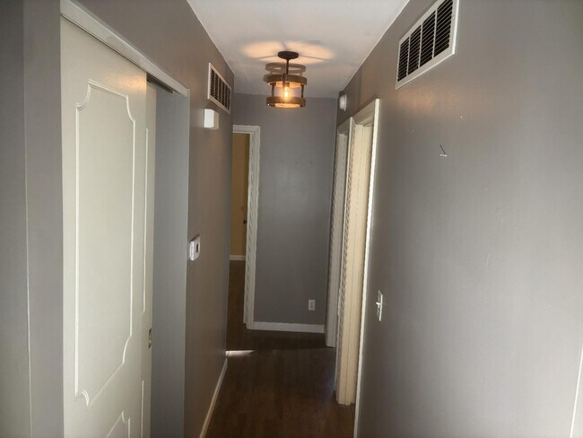 Building Photo - 2301 Oak Park Dr