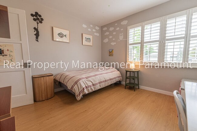 Building Photo - Modern, Eco-Friendly 4BR Home with Views i...