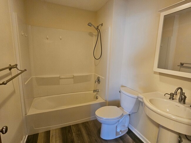 Building Photo - 47 Village Cir