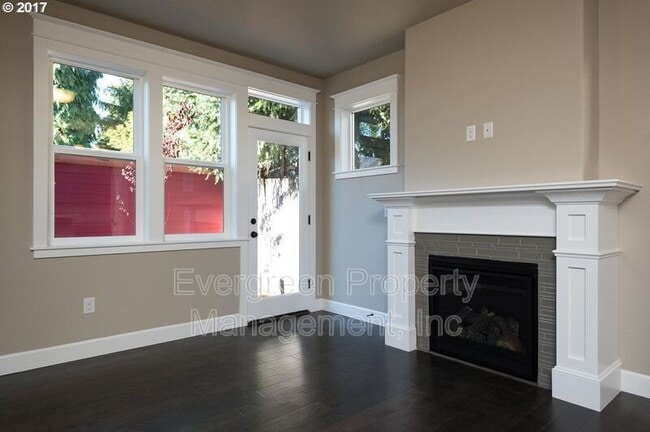 Building Photo - 7014 N Fessenden St