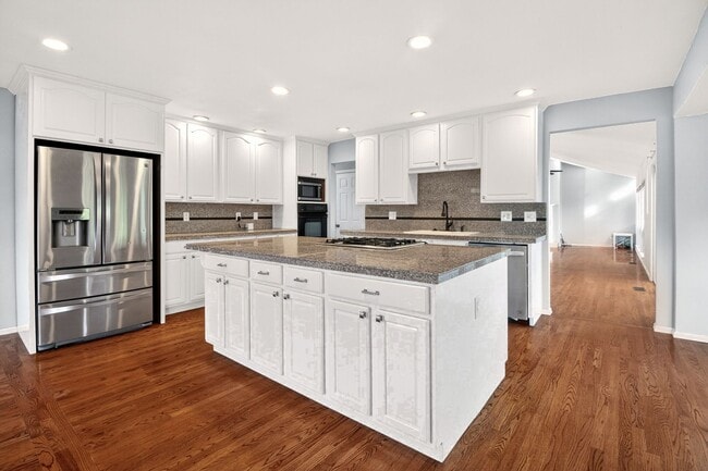 Building Photo - Stunning Custom Home in Sought-After District 20