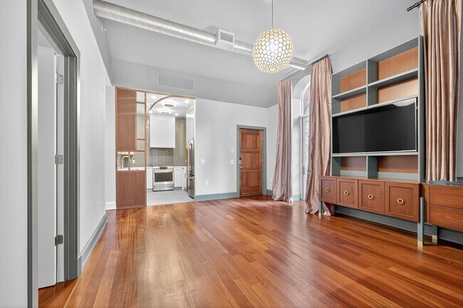 Building Photo - Available Now! High End 2 Bed 2 Bath in Lu...