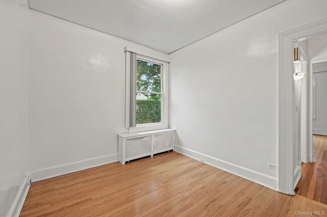 Building Photo - 242 Mayflower Ave