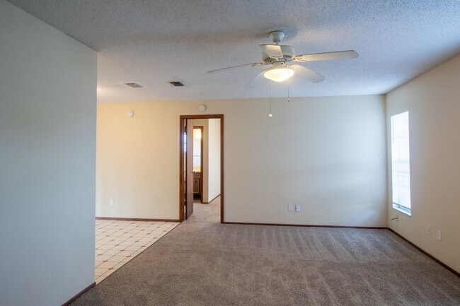 Building Photo - Move-In Ready 3-Bedroom, 2-Bathroom Rental...