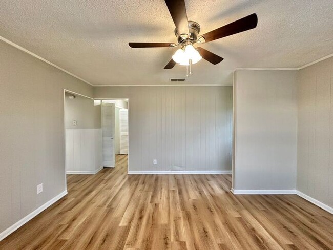 Building Photo - Tour Today! Newly Updated 2 Bedroom 1 Bath...