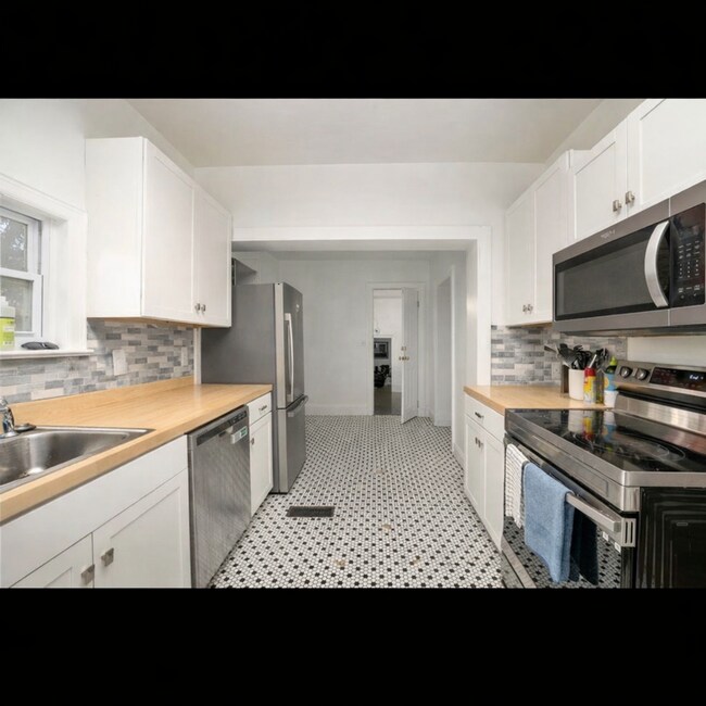 Building Photo - 6-Bedroom Home: Includes 6 parking spots!