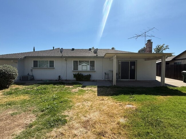 Building Photo - 3 bed 2 bath home available now!