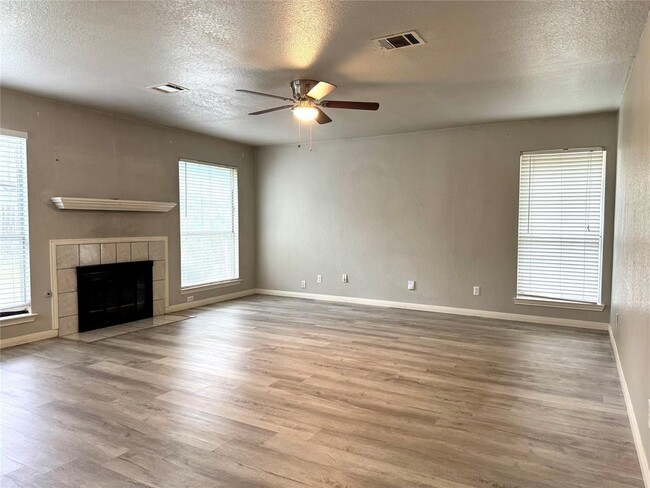 Building Photo - 2103 Aster Way