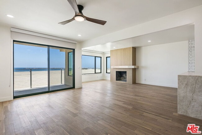 Building Photo - 6407 Ocean Front Walk