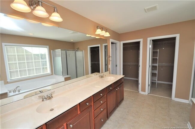 Building Photo - 300 Sutton Glen Dr