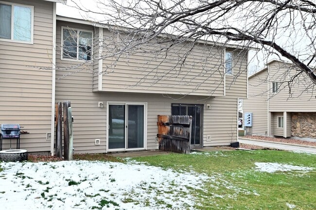 Building Photo - 2 bed 1 Bath townhouse
