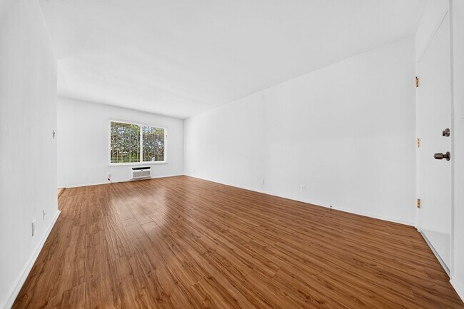 Interior Photo - 334 S. Hobart Blvd