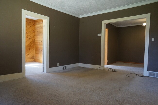 Building Photo - AVAILABLE JUNE - 5 Bed 2 Bath In East Hillside