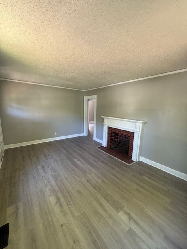 Building Photo - Charming 2 Bedroom 1 Bath close to Wendover and 29!