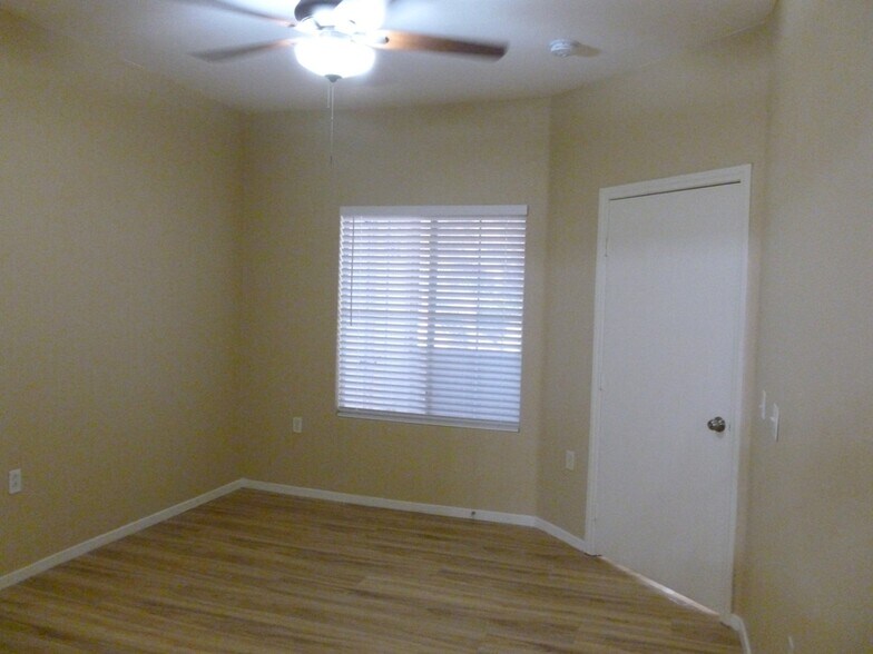 Building Photo - 3400 Cabana Dr