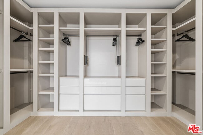 Building Photo - 5365 Vanalden Ave