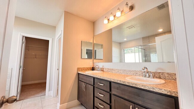 Building Photo - Immaculate 4 BR / 3 BA - With an OFFICE!