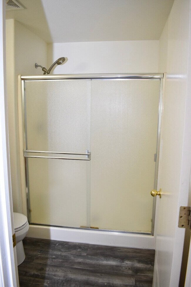 Building Photo - Great 3BD Ranch in Orchards- Gorgeous Laminate Floors Throughout!