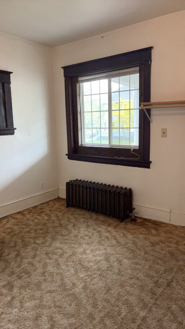 Building Photo - 8 Bed 3 Bath close to UWEC!