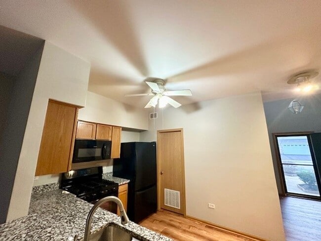 Building Photo - Excellent 2 Bedroom 1.5 Bath and I car att...